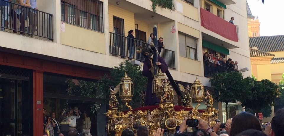 Impresionante el paso del Jesús del Gran Poder por las calles de Sevilla
